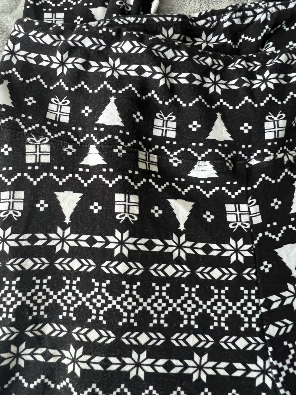 Derek Heart Women’s Medium Black White Christmas Fair Isle Leggings - Picture 4 of 5